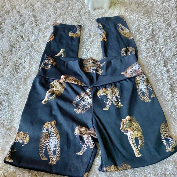 Unique retro vintage 3-D print leopard cheetah animal leggings. - Picture 3 of 4